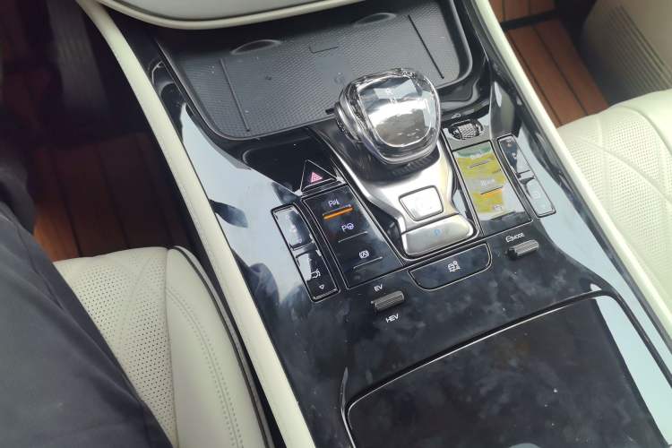 Used Denza D9 2023 PREMIER Founder Edition Gear Lever