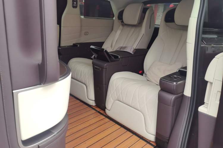 Used Denza D9 2023 PREMIER Founder Edition Left Rear Seat
