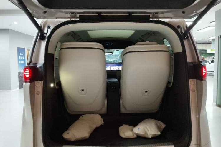 Used Denza D9 2023 PREMIER Founder Edition Trunk