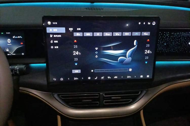 Used Denza D9 2023 DM-i 965 Luxury Model Audio And AC Panel