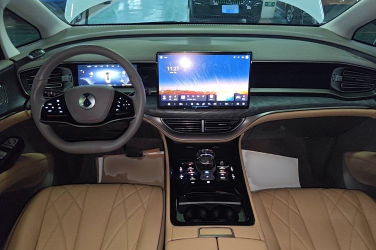 Used Denza D9 2023 DM-i 945 Business Edition Center Console