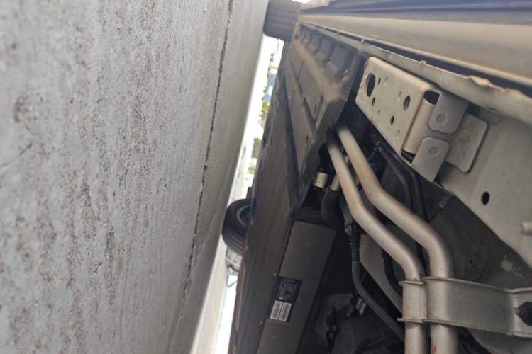Used Denza D9 2023 DM-i 965 Luxury Model Chassis Rear Left