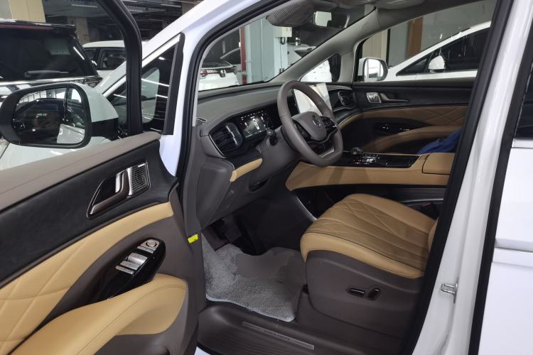 Used Denza D9 2023 DM-i 965 Luxury Model Driver Seat