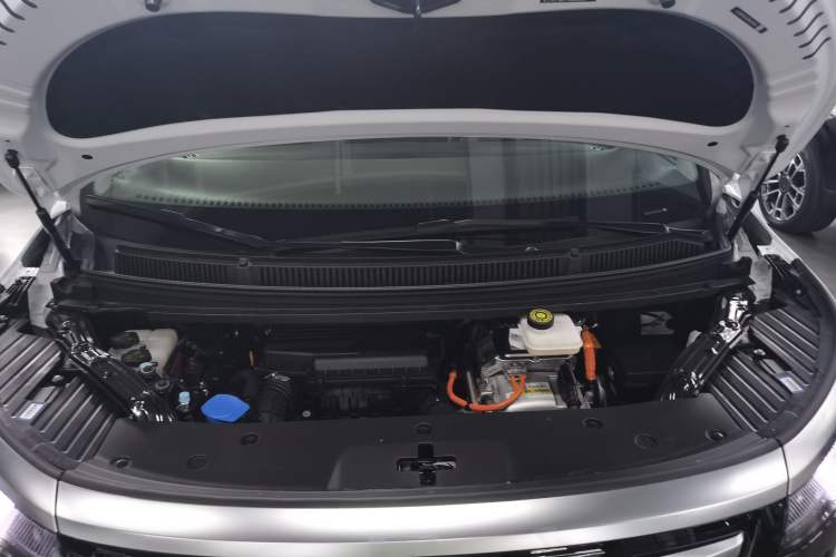 Used Denza D9 2023 DM-i 965 Luxury Model Engine Bay