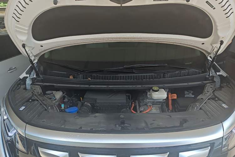 Used Denza D9 2023 DM-i 965 Luxury Model Engine Bay