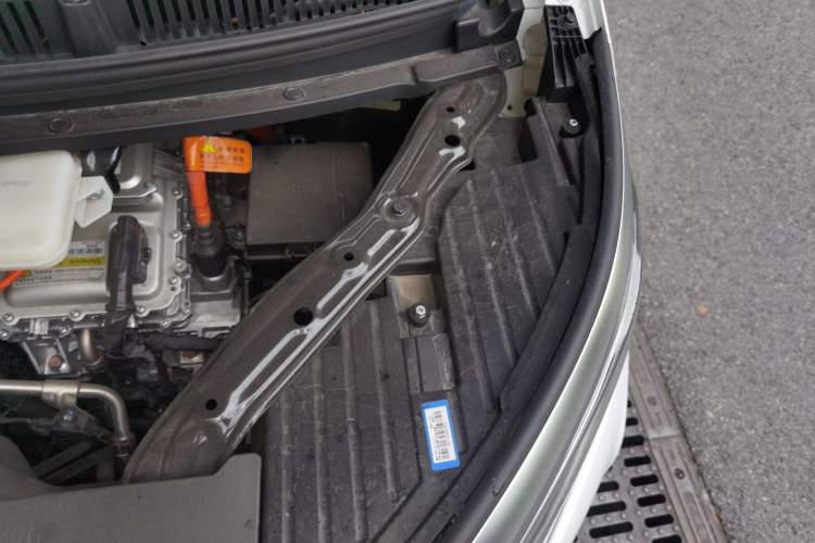 Used Denza D9 2023 DM-i 965 Luxury Model Engine Bay Left