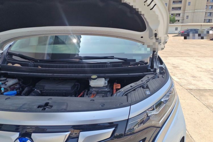 Used Denza D9 2023 DM-i 965 Luxury Model Engine Bay Left