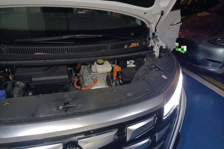 Used Denza D9 2023 DM-i 965 Luxury Model Engine Bay Left