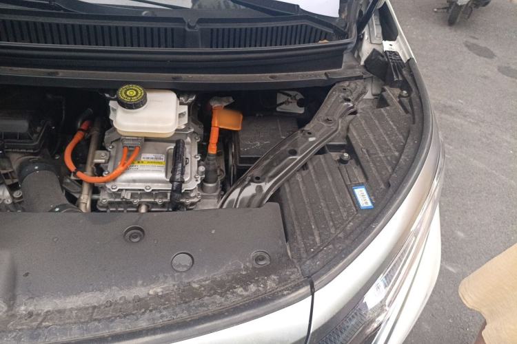 Used Denza D9 2023 DM-i 965 Luxury Model Engine Bay Left
