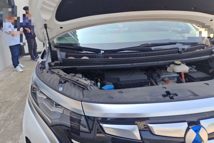 Used Denza D9 2023 DM-i 965 Luxury Model Engine Bay Right