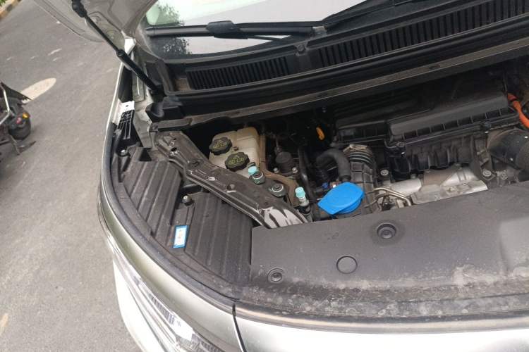 Used Denza D9 2023 DM-i 965 Luxury Model Engine Bay Right