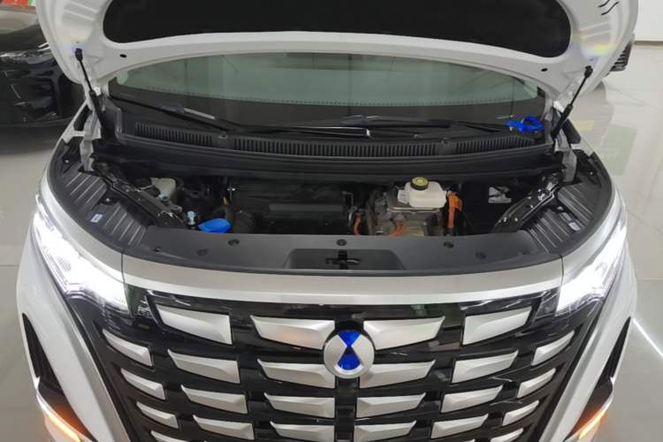 Used Denza D9 2023 DM-i 965 Luxury Model Engine Bay