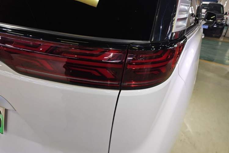 Used Denza D9 2023 DM-i 945 Business Edition Exterior 3