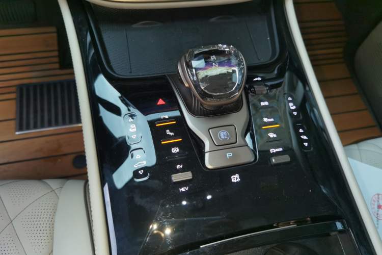 Used Denza D9 2023 DM-i 965 Luxury Model Gear Lever