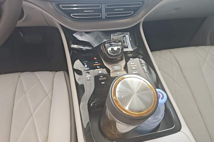 Used Denza D9 2023 DM-i 965 Luxury Model Gear Lever