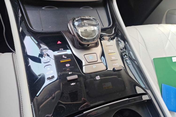 Used Denza D9 2023 DM-i 965 Luxury Model Gear Lever