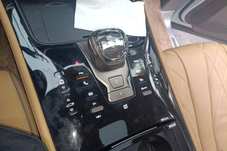 Used Denza D9 2023 DM-i 965 Luxury Model Gear Lever
