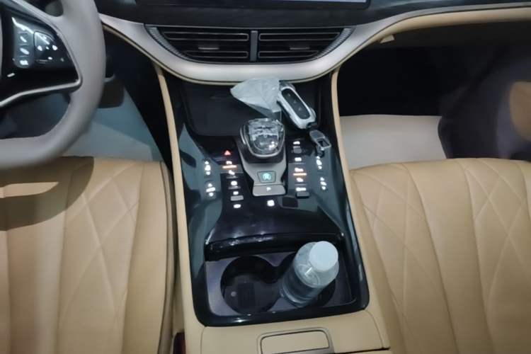 Used Denza D9 2023 DM-i 965 Luxury Model Gear Lever