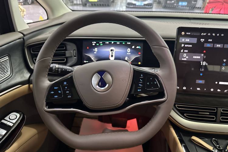 Used Denza D9 2023 DM-i 945 Business Edition Interior 3