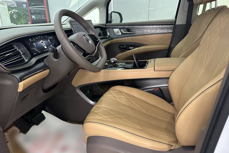 Used Denza D9 2023 DM-i 945 Business Edition Interior 5