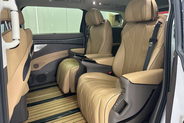 Used Denza D9 2023 DM-i 945 Business Edition Interior 6