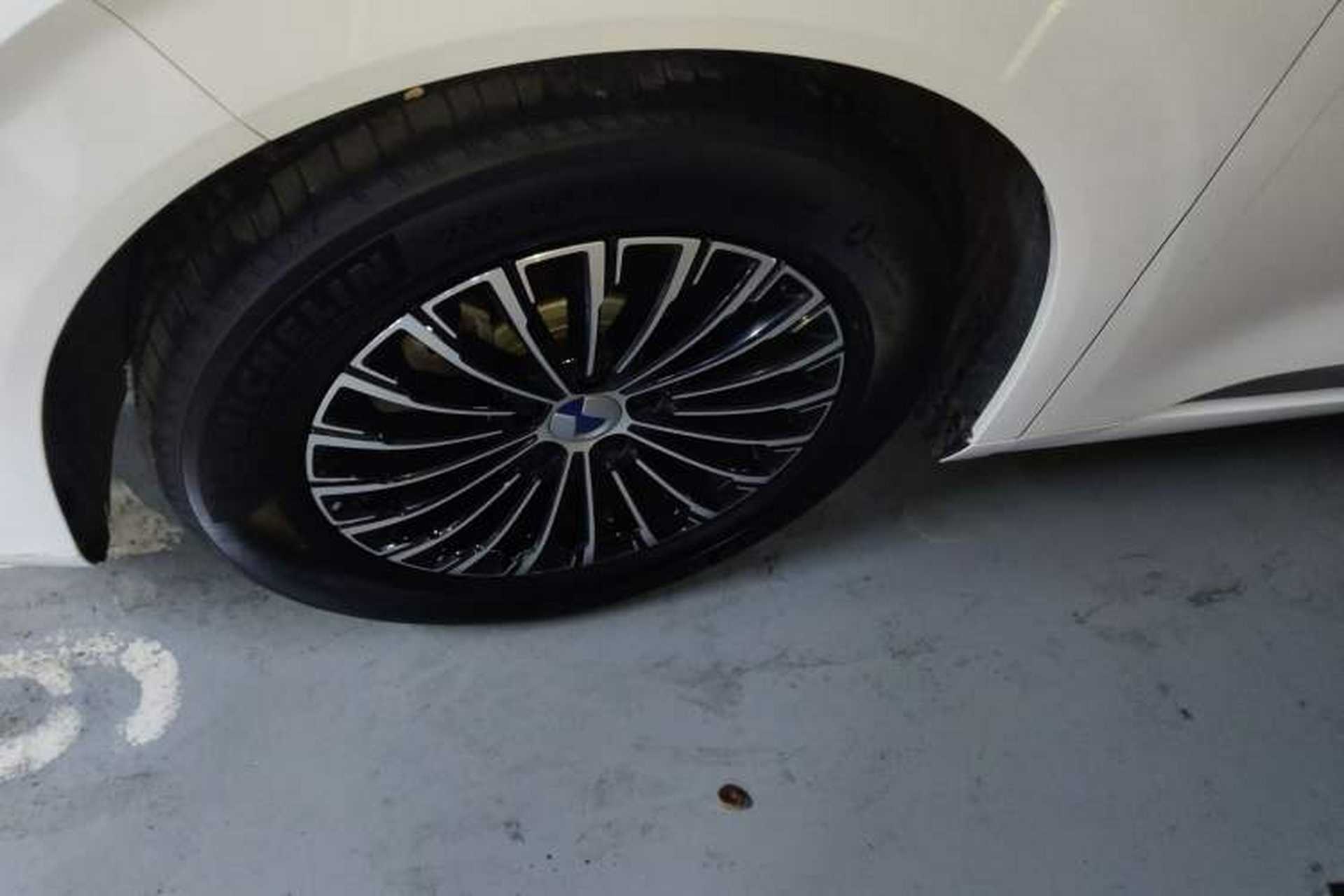 Used Denza D9 2023 DM-i 965 Luxury Model Left Front Wheel Hub