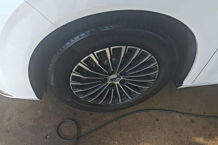 Used Denza D9 2023 DM-i 965 Luxury Model Left Front Wheel Hub