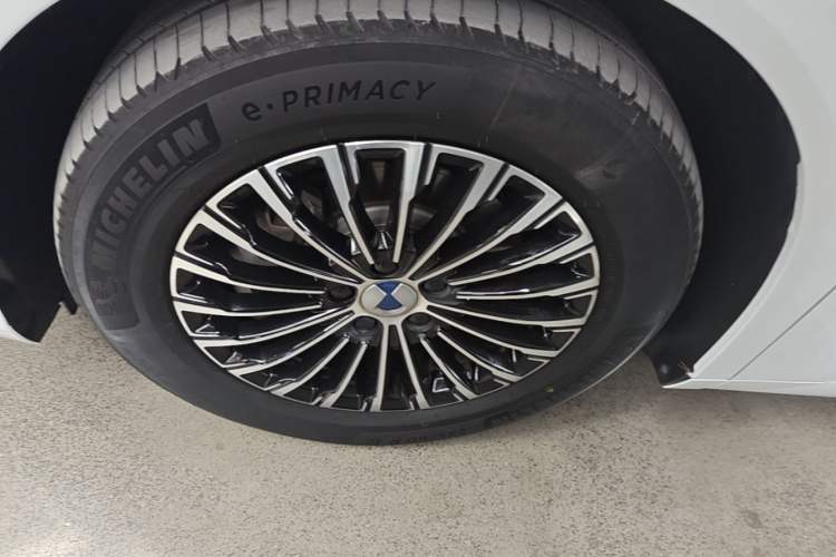 Used Denza D9 2023 DM-i 965 Luxury Model Left Front Wheel Hub