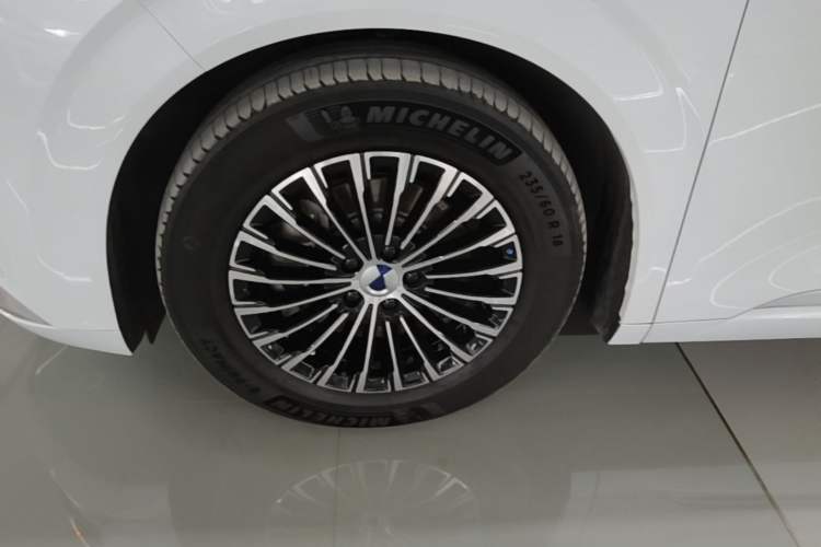 Used Denza D9 2023 DM-i 965 Luxury Model Left Front Wheel Hub