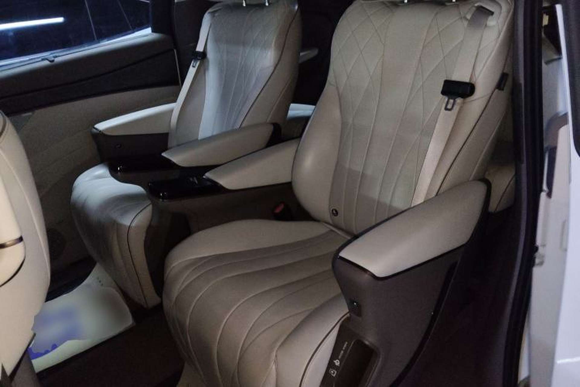 Used Denza D9 2023 DM-i 965 Luxury Model Left Rear Seat