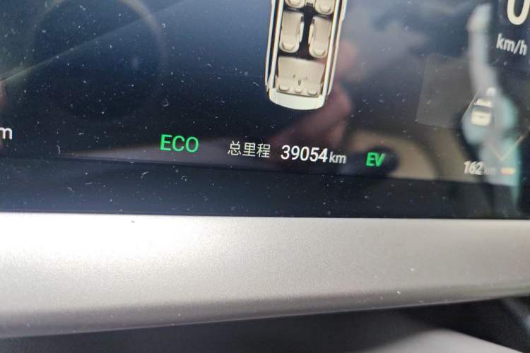 Used Denza D9 2023 DM-i 965 Luxury Model Odometer Close Up