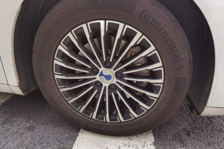 Used Denza D9 2023 DM-i 965 Luxury Model Right Front Wheel Hub