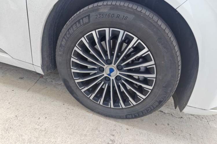 Used Denza D9 2023 DM-i 965 Luxury Model Right Front Wheel Hub