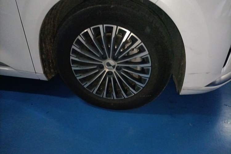 Used Denza D9 2023 DM-i 965 Luxury Model Right Front Wheel Hub