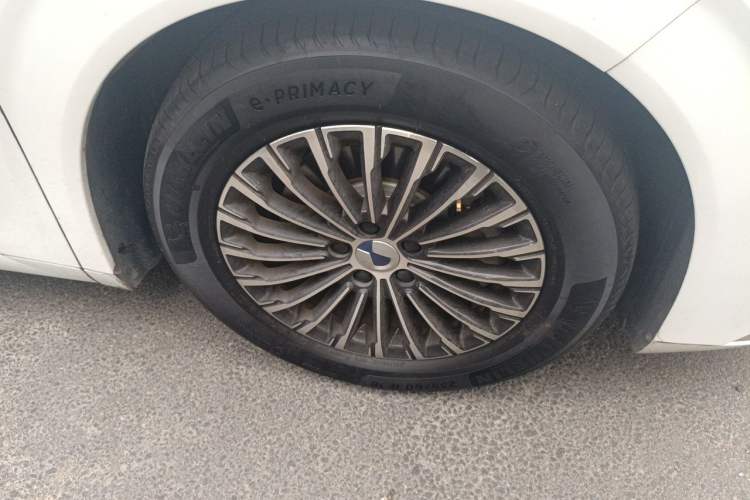 Used Denza D9 2023 DM-i 965 Luxury Model Right Front Wheel Hub