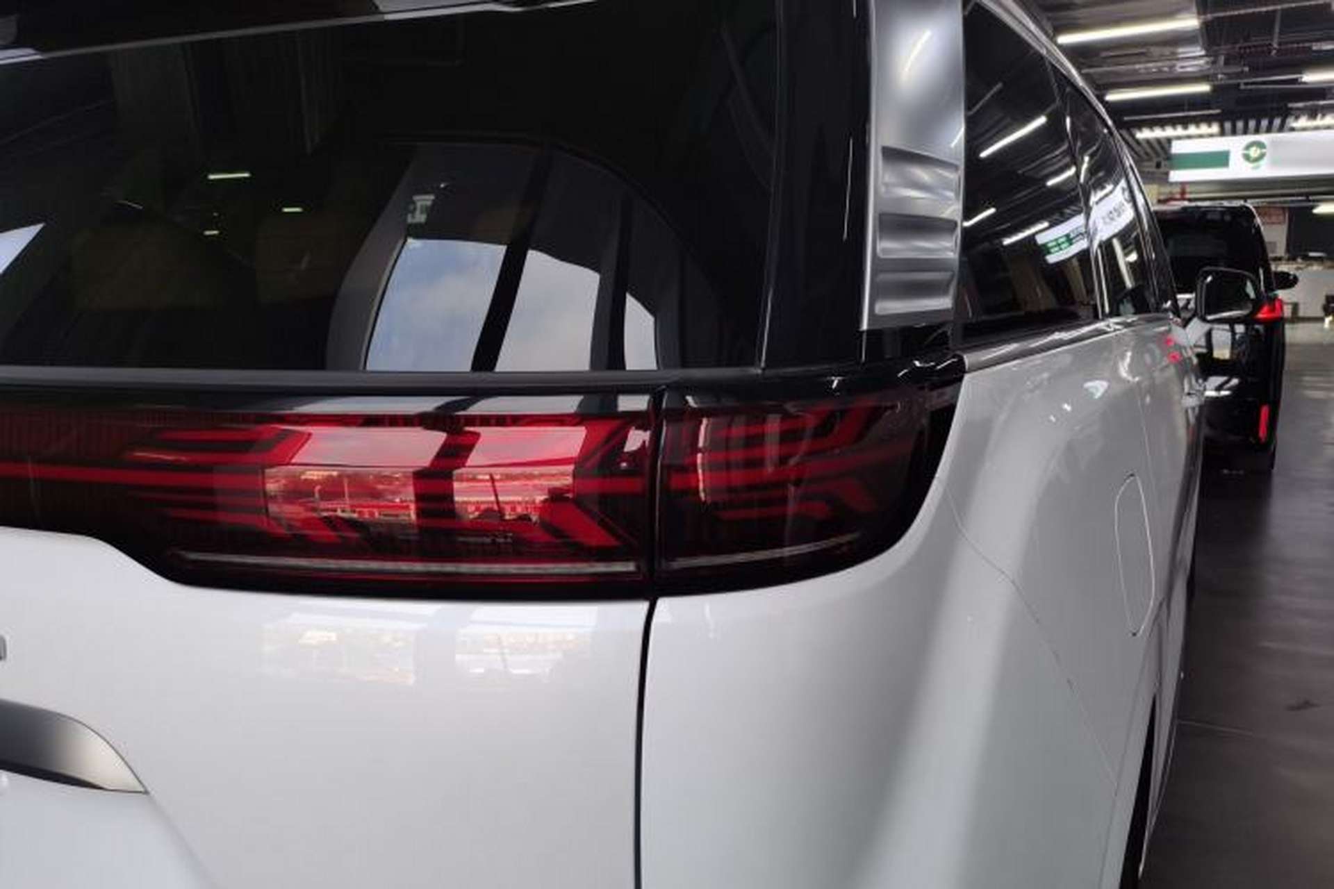 Used Denza D9 2023 DM-i 965 Luxury Model Right Rear Taillight