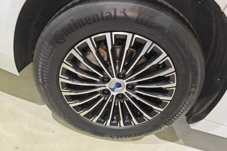 Used Denza D9 2023 DM-i 945 Business Edition Right Rear Wheel Hub