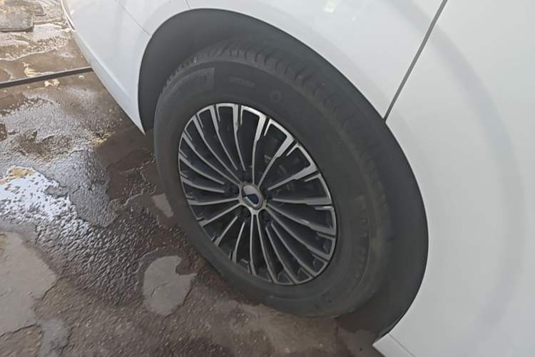 Used Denza D9 2023 DM-i 965 Luxury Model Right Rear Wheel Hub