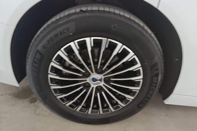 Used Denza D9 2023 DM-i 965 Luxury Model Right Rear Wheel Hub