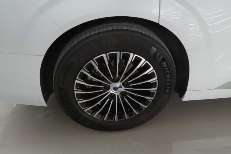 Used Denza D9 2023 DM-i 965 Luxury Model Right Rear Wheel Hub