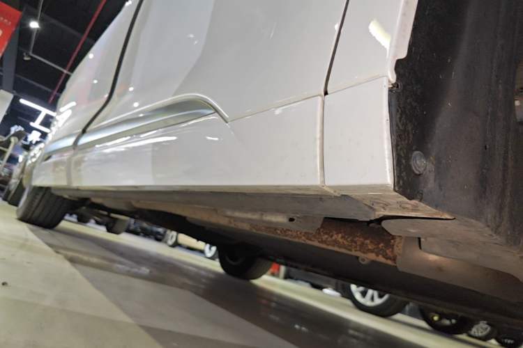 Used Denza D9 2023 DM-i 945 Business Edition Right Side Sill