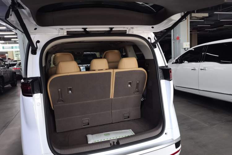 Used Denza D9 2023 DM-i 965 Luxury Model Trunk