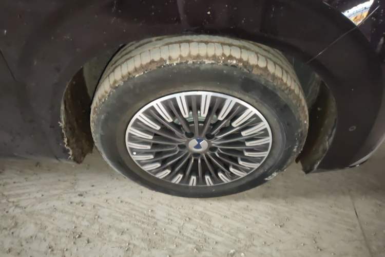 Used Denza D9 2023 PREMIER Founder Edition Right Front Wheel Hub
