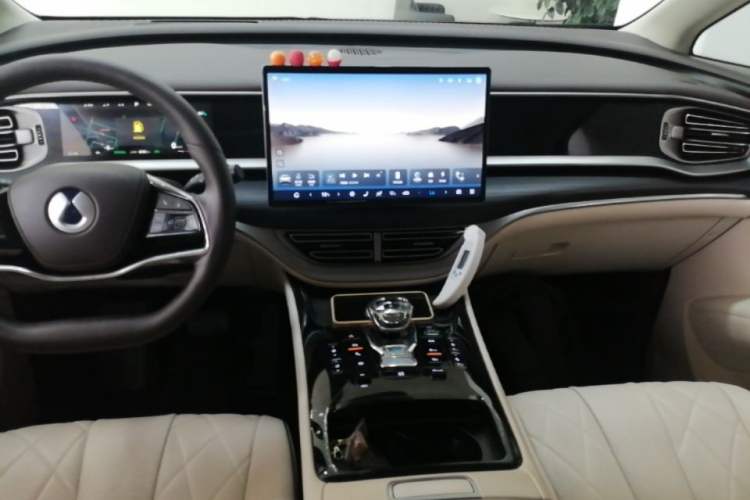 Used Denza D9 2024 DM-i 980 Four-Wheel Drive Prestige Model Audio And AC Panel