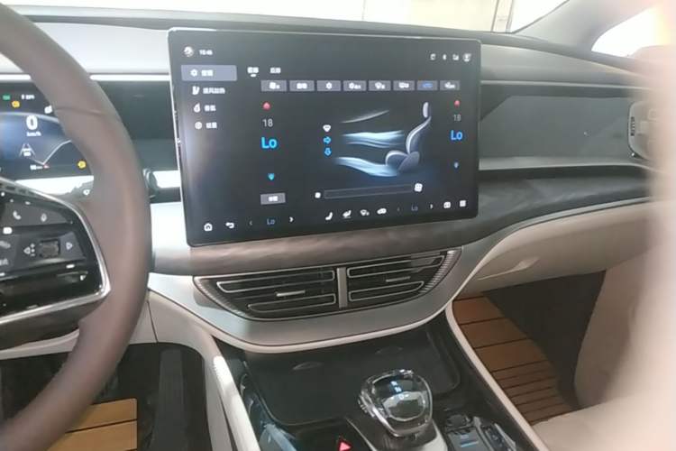 Used Denza D9 2024 DM-i 970 Luxury Model Audio And AC Panel