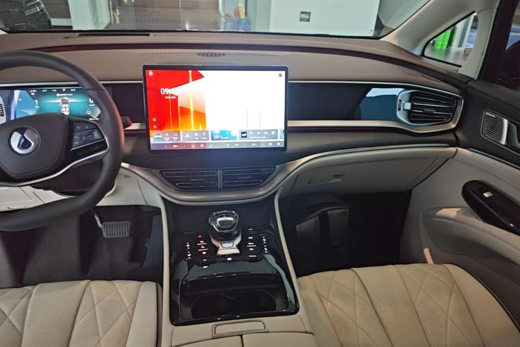 Used Denza D9 2024 DM-i 980 Four-Wheel Drive Prestige Model Audio And AC Panel