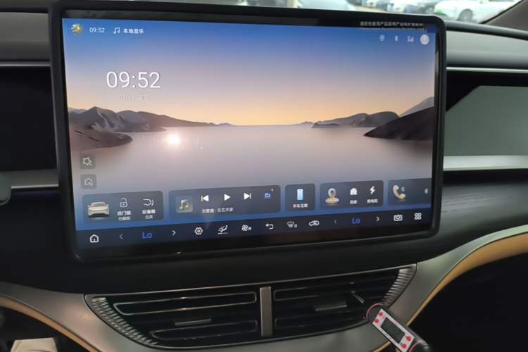 Used Denza D9 2024 DM-i 980 Four-Wheel Drive Prestige Model Audio And AC Panel