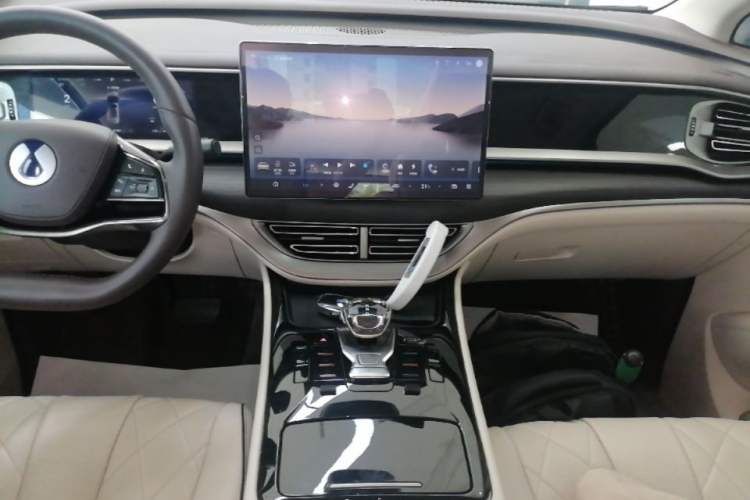 Used Denza D9 2024 DM-i 980 Four-Wheel Drive Prestige Model Audio And AC Panel