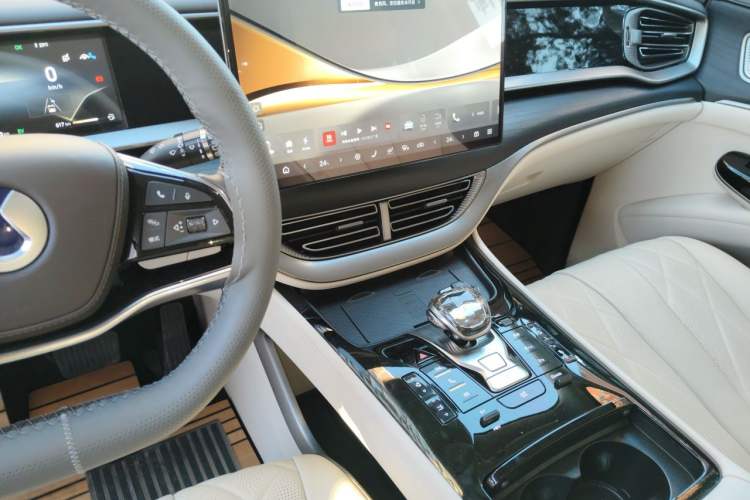 Used Denza D9 2024 DM-i 980 Four-Wheel Drive Prestige Model Audio And AC Panel