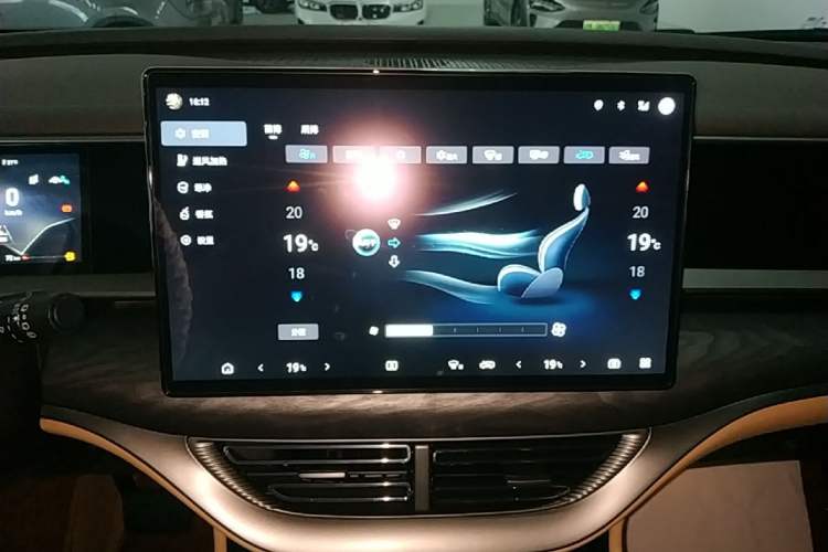 Used Denza D9 2024 DM-i 980 Four-Wheel Drive Prestige Model Audio And AC Panel